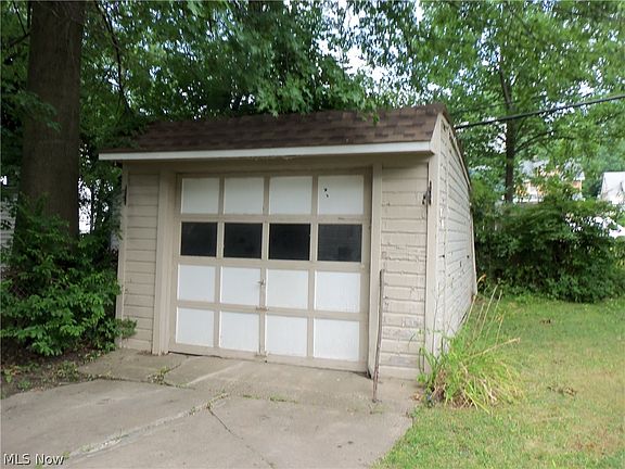 3rd image of 885 Nela View Rd
