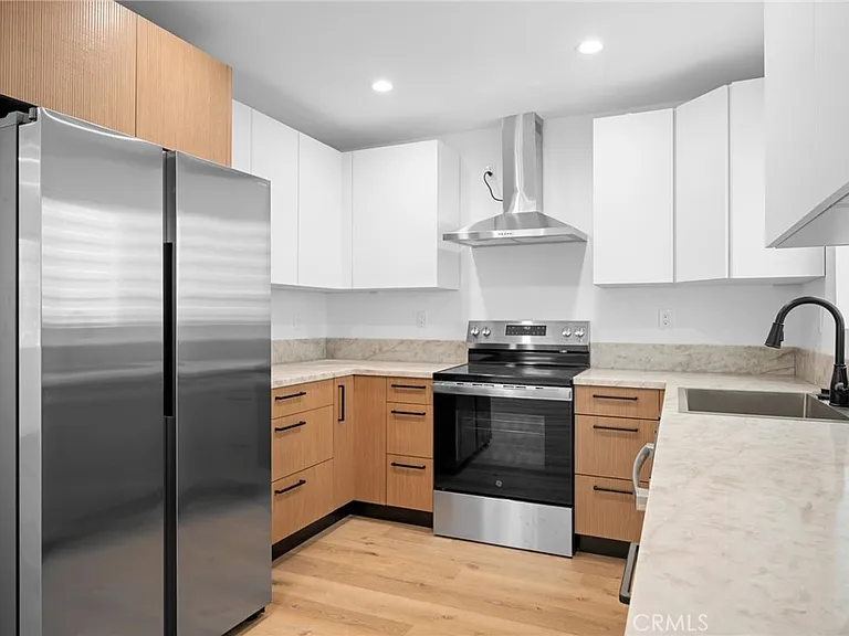 1049 Yarmouth Ave — Photo 11