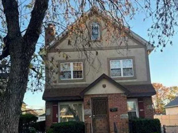 17448 Pidgeon Meadow Rd, Fresh Meadows, NY 11365