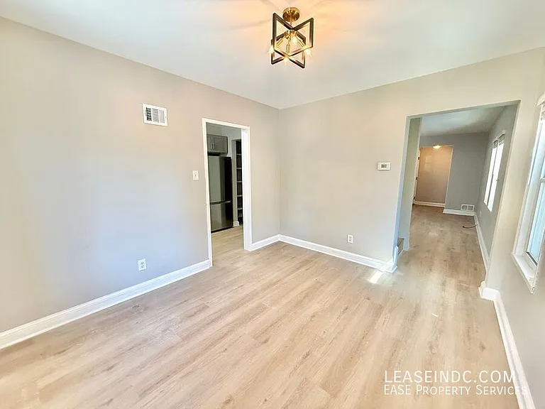 733 Crittenden St NE — Photo 7