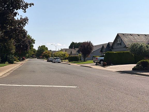 5th image of 790 SE Cynthian Dr