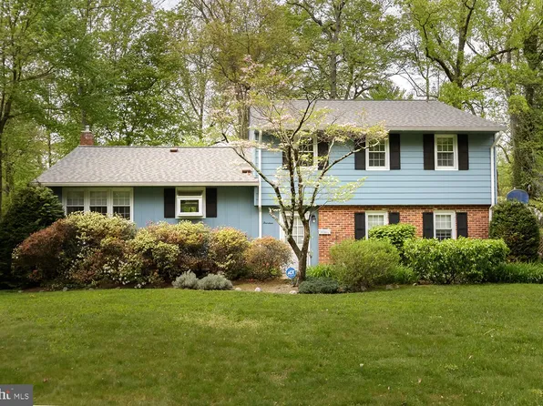 14 Woodlane Dr, Moorestown, NJ 08057