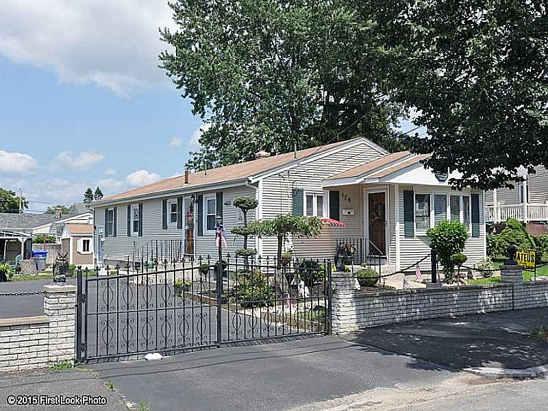 2nd image of 176 Sutton Ave