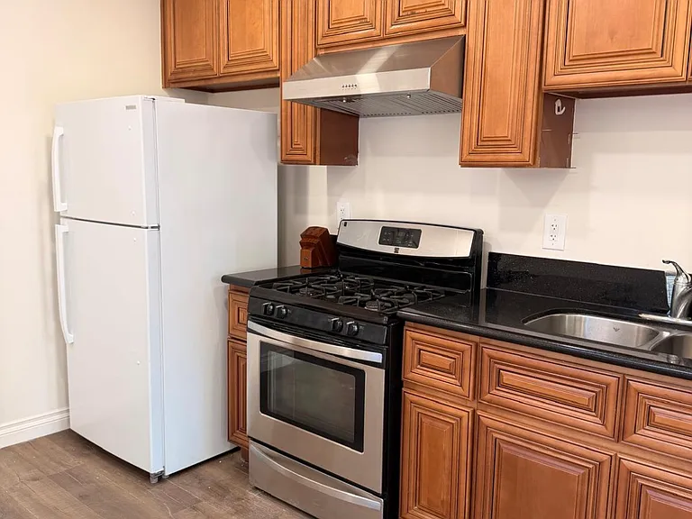 7031 Balcom Ave — Photo 1