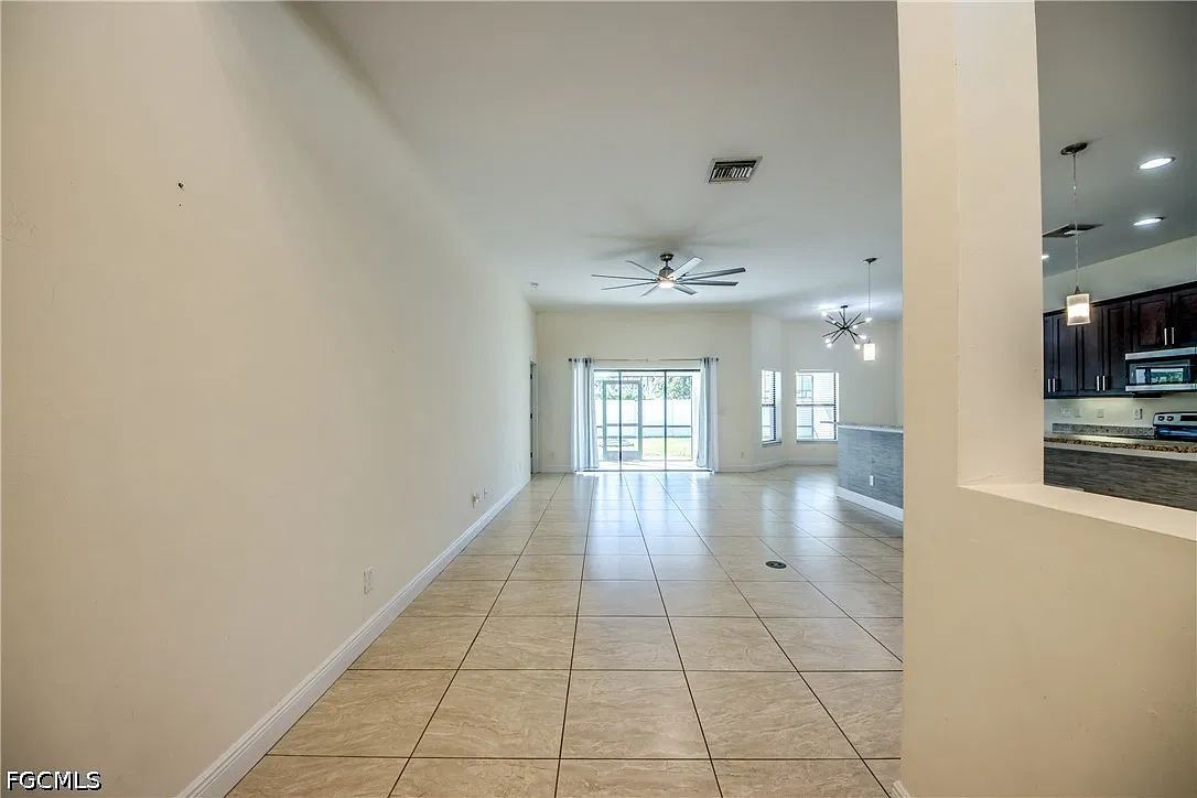 4 bed, 2.0 bath, 2010 sqft, $2,400 — Photo 4