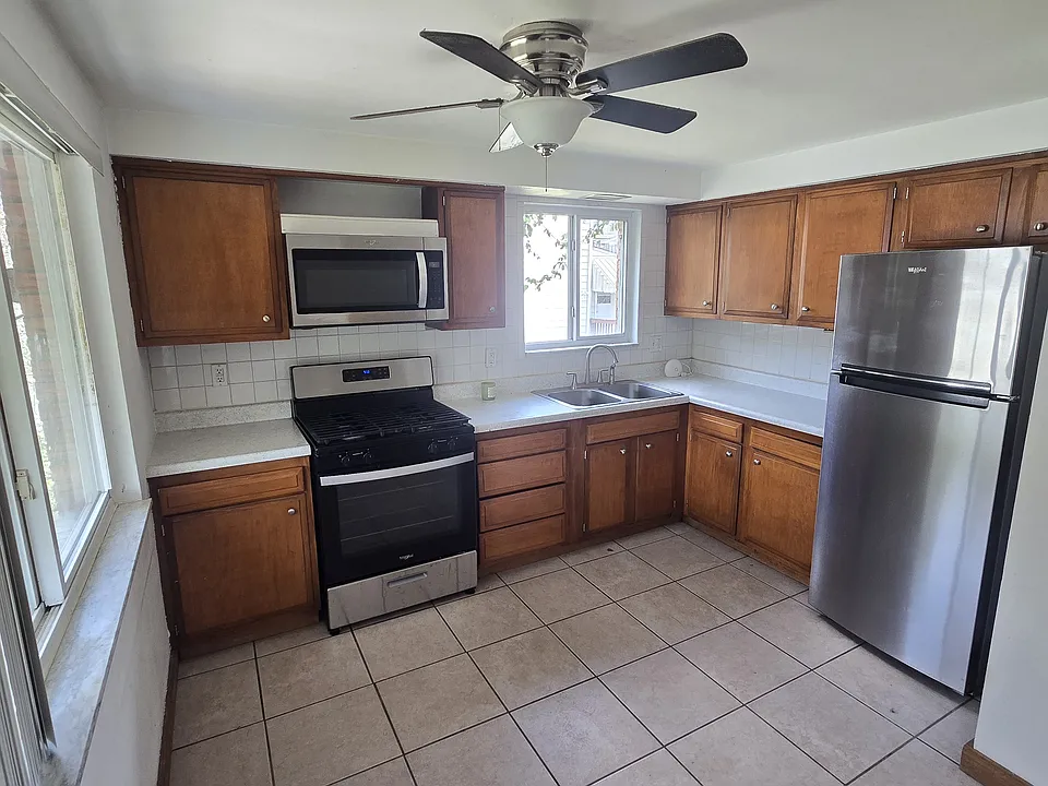 211 W Cherryhill St #2