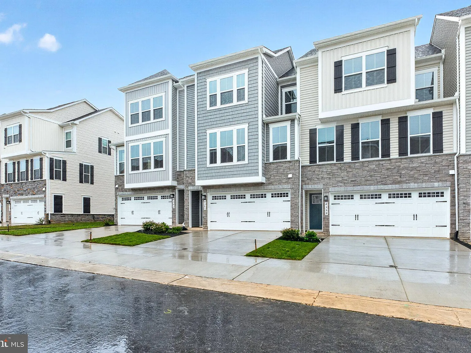 4 bed, 3.5 bath, 2237 sqft, $2,895 — Photo 2