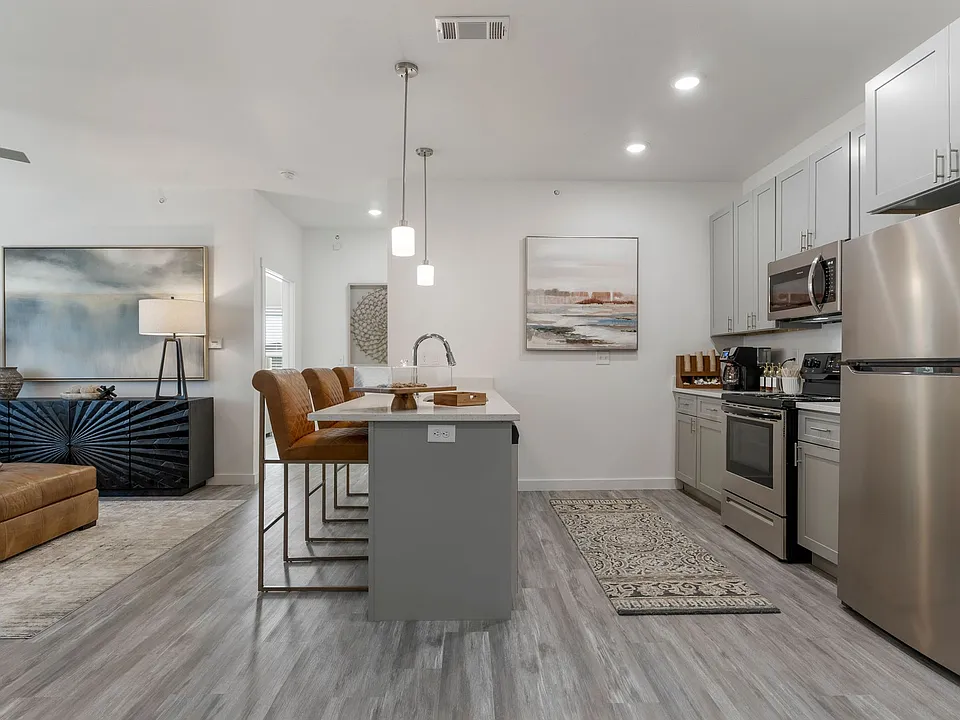 Silos on the Square - Look & Lease Special: $1,000 Off Move-In Costs! *select units only