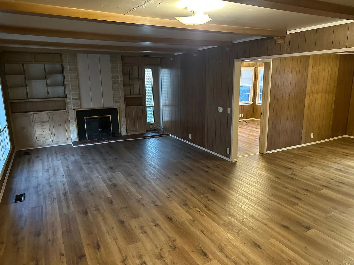 Available Now! 3-Bed, 1-Bath Home w/ Garage - Central Springdale, right next to Springdale High S... — Photo 4