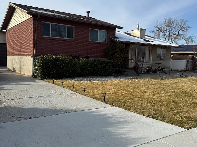 1012 E Sego Lily Dr — Photo 1