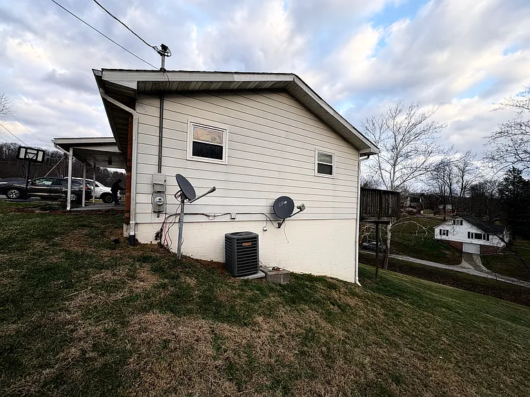 105 Lincoln Hts — Photo 3