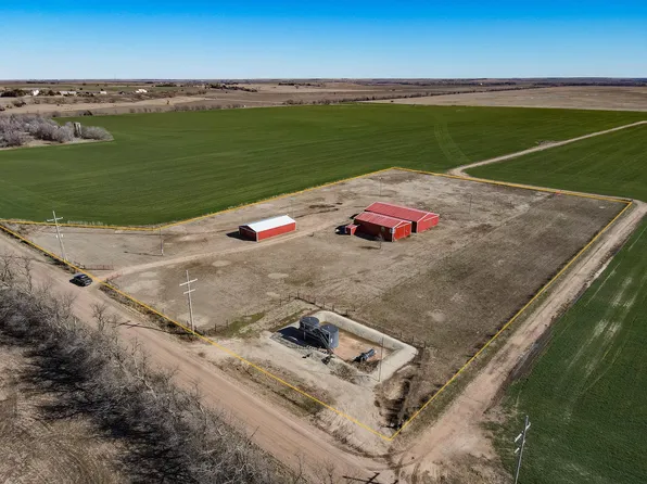 1038 NE 10th Ave, Hoisington, KS 67544