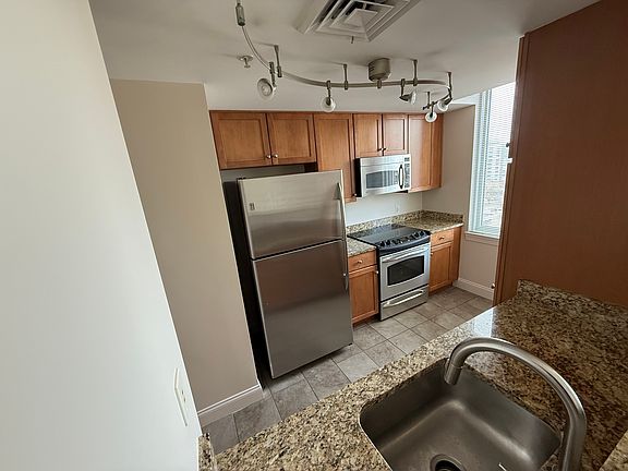 4th image of 1020 N Highland St