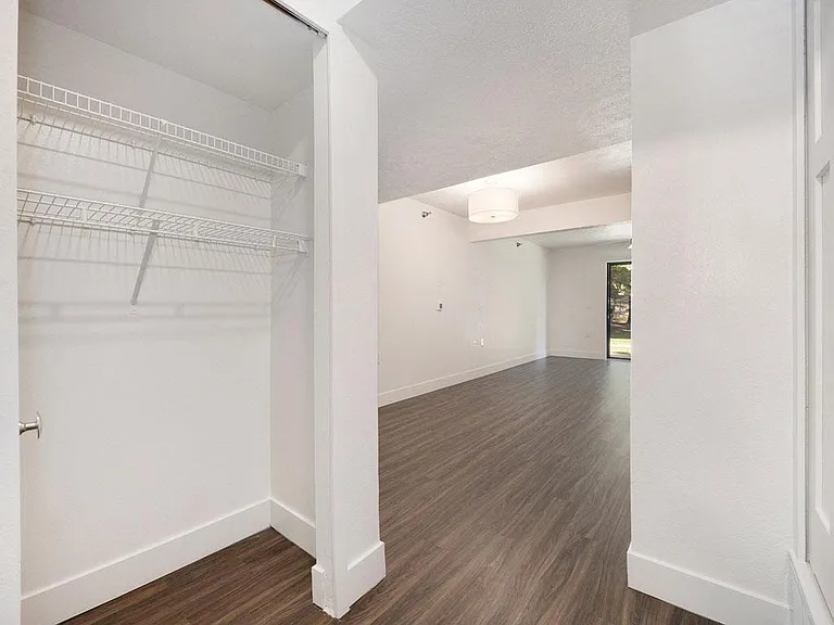 Byron Lakes Apartments — Photo 14
