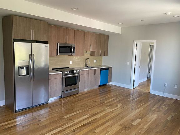 3rd image of 1642 Cambridge St #B