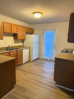 4th image of 10403 Paramount Way