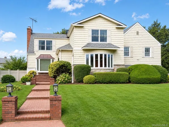 1304 Harbor Rd, Hewlett, NY 11557