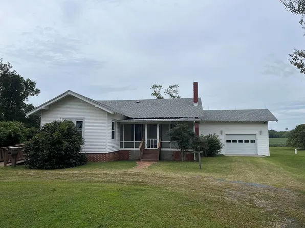 8291 Birdsnest Dr, Birdsnest, VA 23307