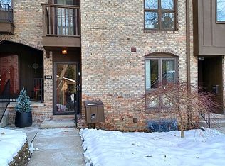 682 Greenhills Dr, Ann Arbor, MI