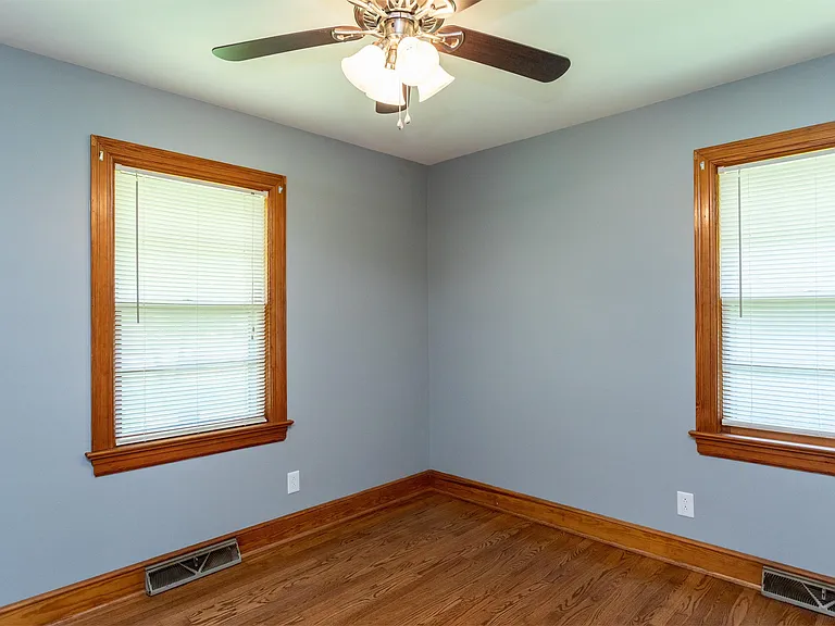 300 Tyson Ave — Photo 11