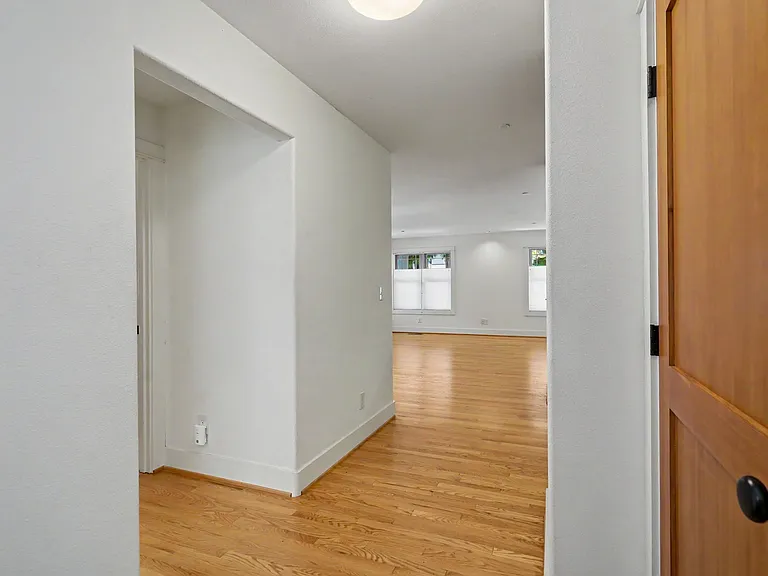 2060 John St S — Photo 6