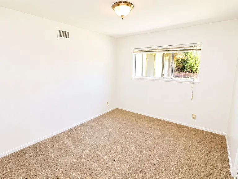 1087 N Greengrove St — Photo 13