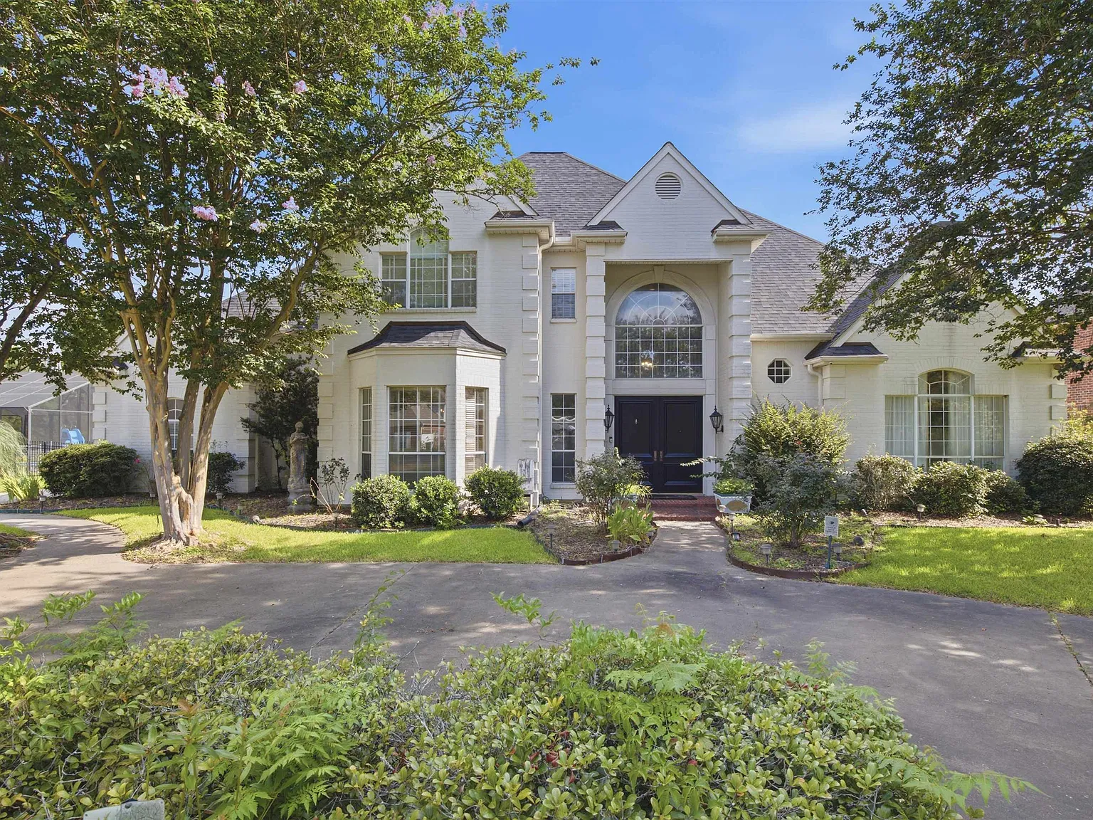 5 bed, 4.5 bath, 5064 sqft, $3,800 — Photo 4
