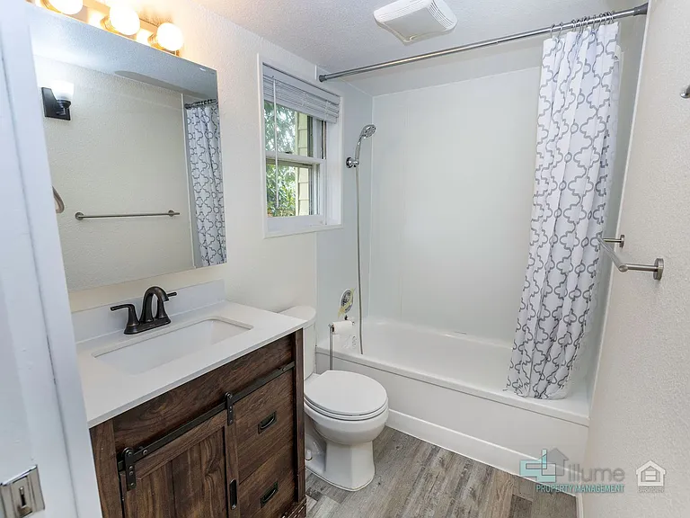 Charming Multi-Unit Living in Prime Northeast Salem Location — Photo 15