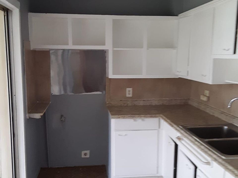 2nd image of 700 Floral Ln