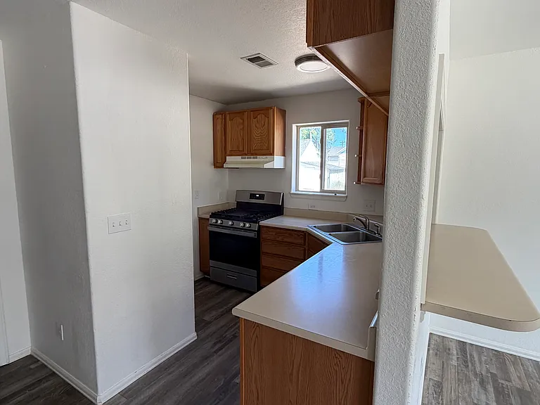 213 S Court St #B — Photo 15