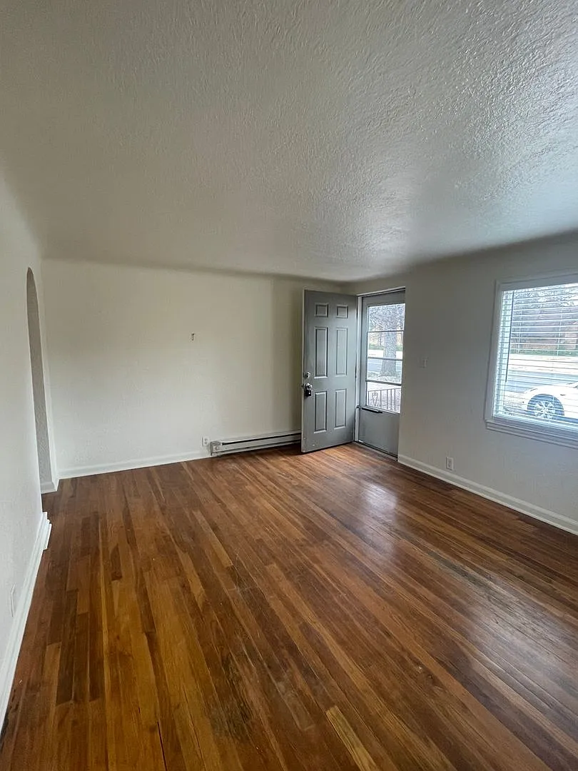 1127 W Mulberry St — Photo 3