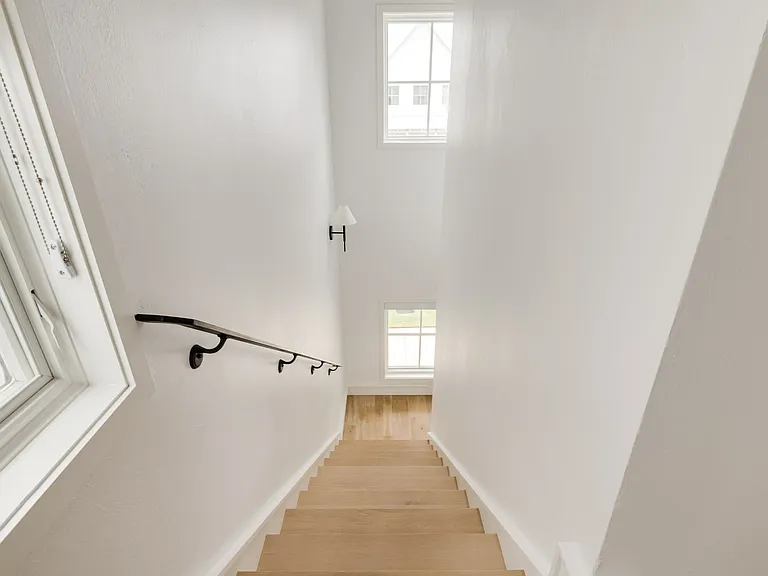 1032 Hangar Dr — Photo 25