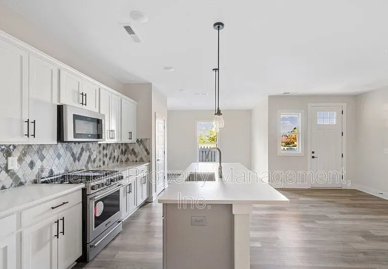 648 Melville Dr — Photo 15