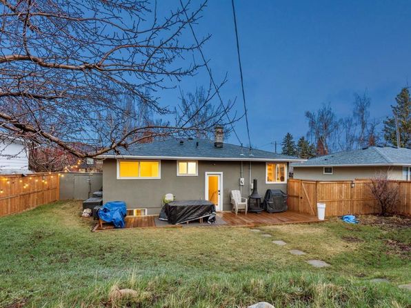 47 SE Heston St NW, Calgary, AB T2K 2C3