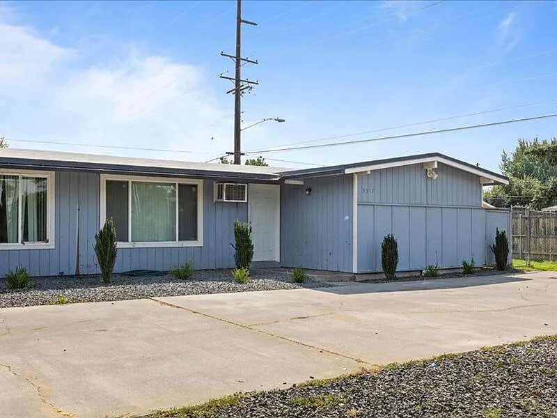 3 bed, 1.0 bath, 942 sqft, $1,950 — Photo 2