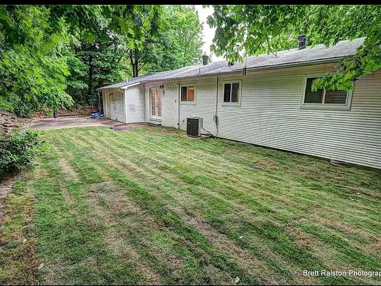 348 E Cleburn St — Photo 16