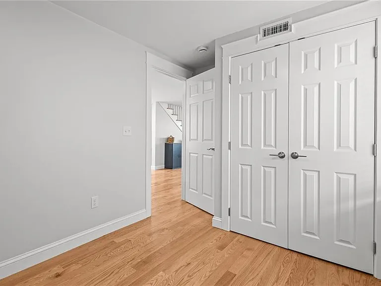 484 Thames St — Photo 10