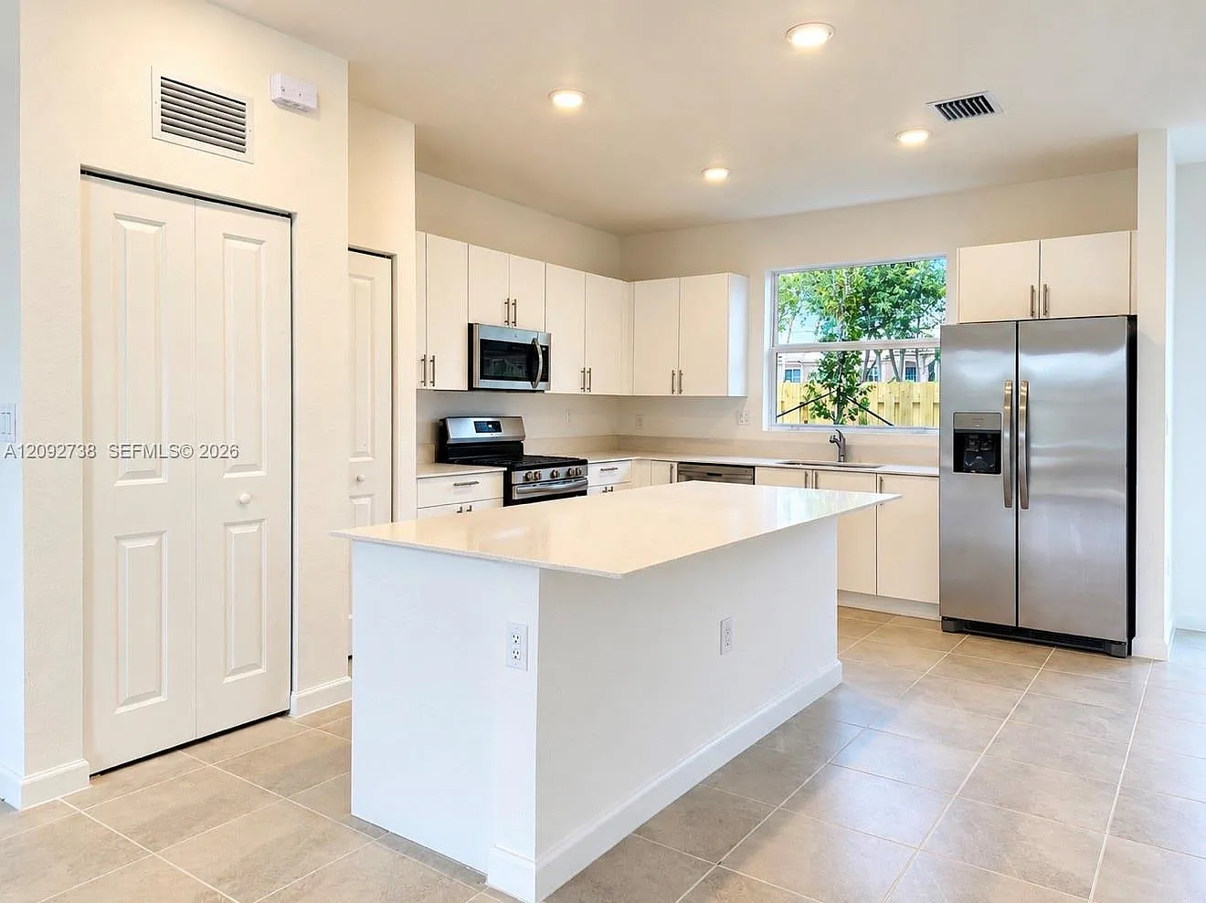 3 bed, 2.5 bath, $2,400 — Photo 4