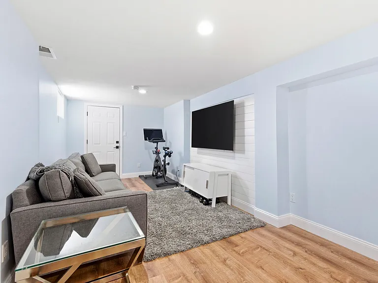 865 E 2nd St #1 — Photo 19