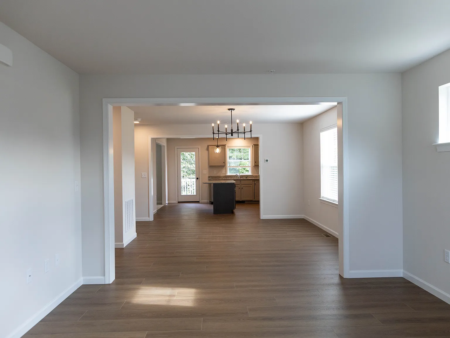 3 bed, 2.5 bath, 1940 sqft, $2,095 — Photo 3