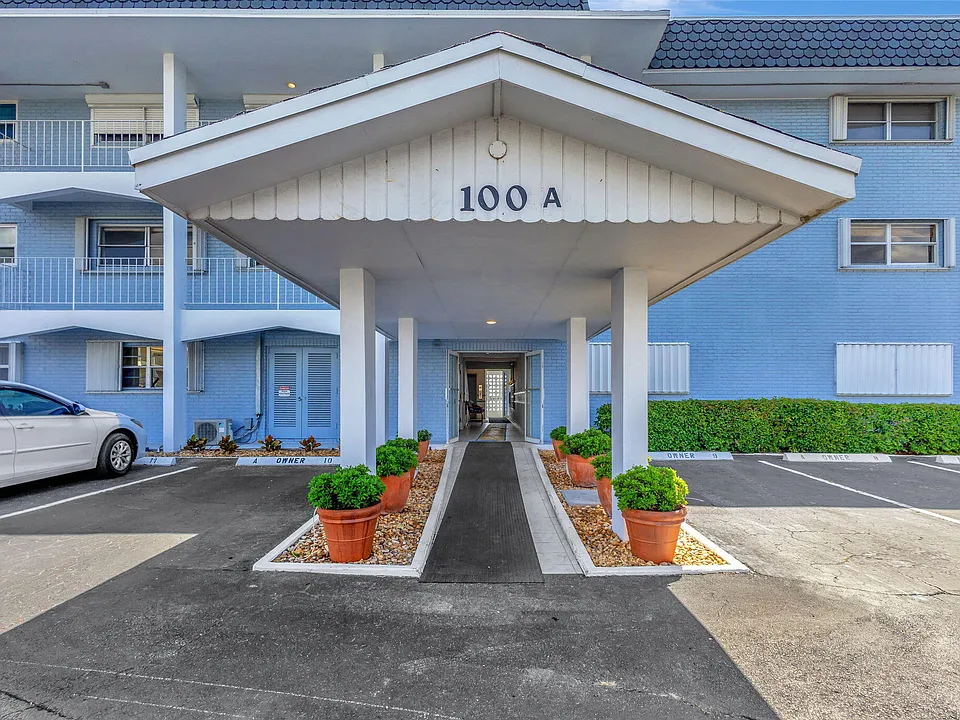 100 Shore Ct #210