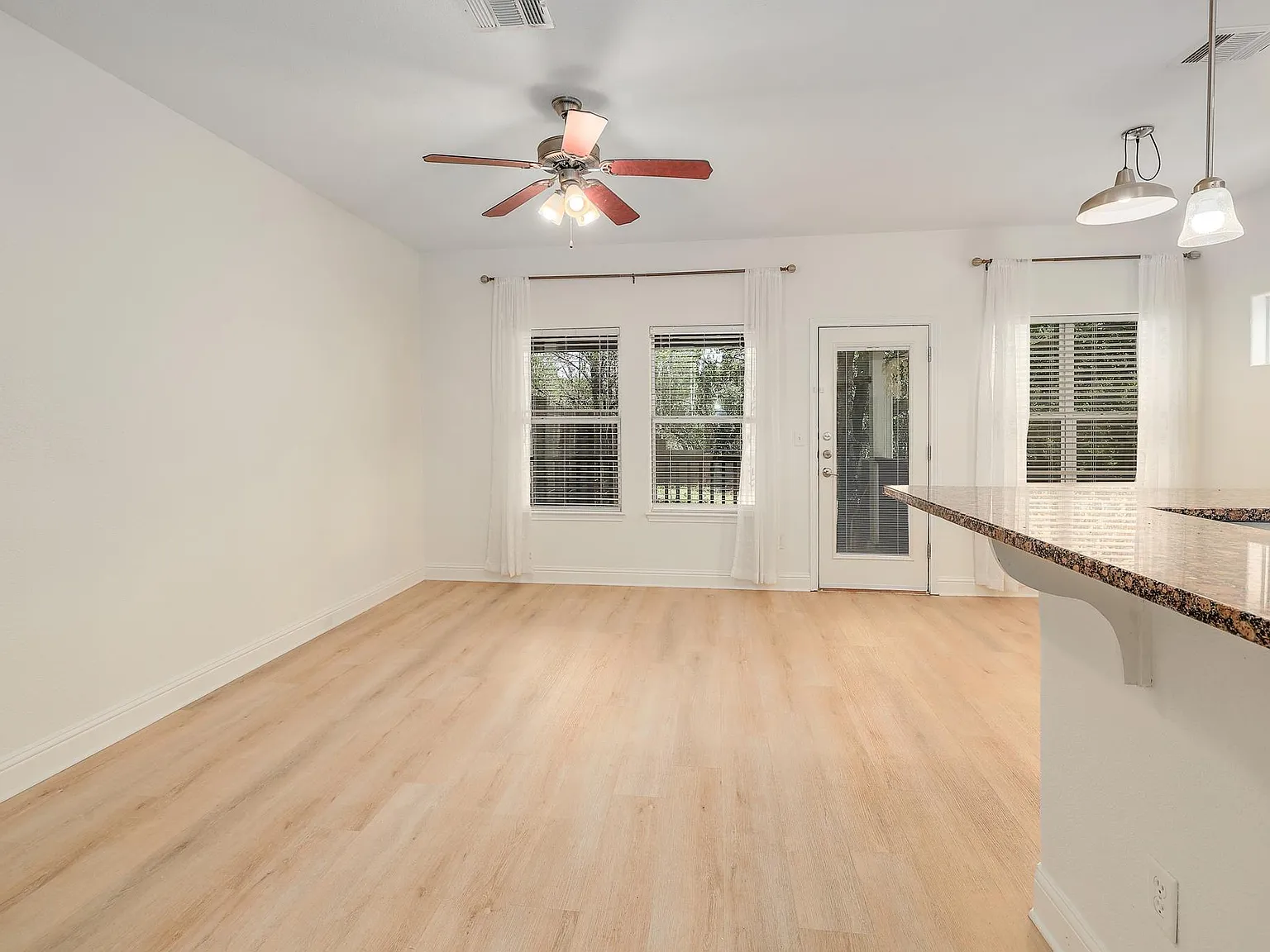 3 bed, 2.5 bath, 1404 sqft, $2,600 — Photo 4