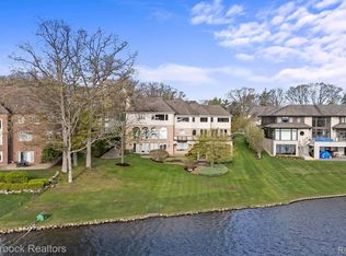 1832 Long Lake Shore Dr, Bloomfield Hills, MI 48302
