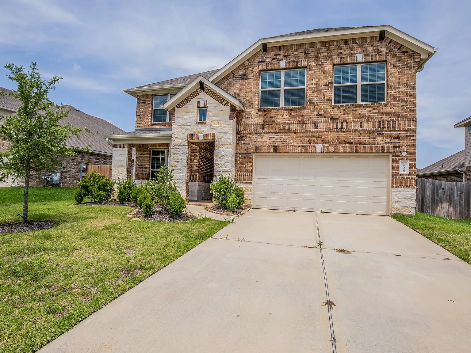 5 bed, 3.0 bath, 2802 sqft, $2,850 — Photo 2