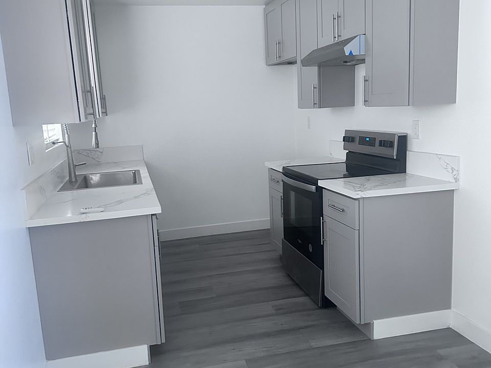 Kitchen (stove & fridge included)