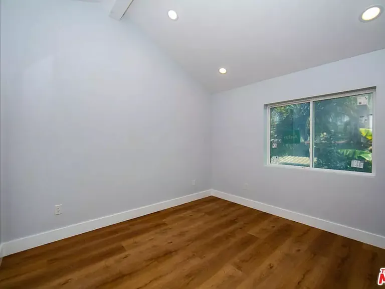 2210 S Harcourt Ave — Photo 6