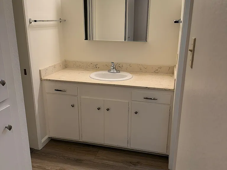 Avenue West Apartments — Photo 42