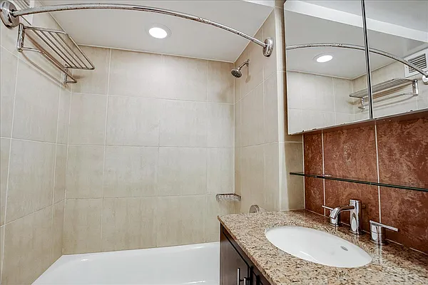 Rented by R New York | media 24