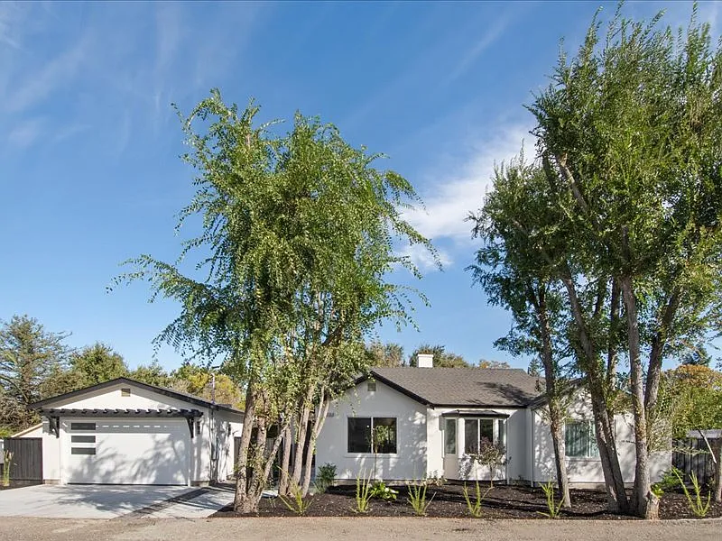 4 bed, 2.5 bath, 2020 sqft, $4,395 — Photo 2