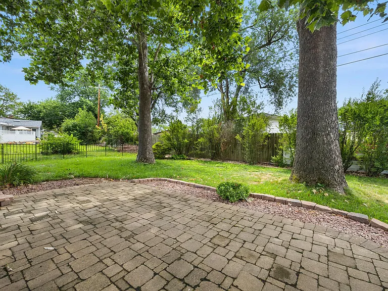 2526 W Huntington Dr — Photo 31